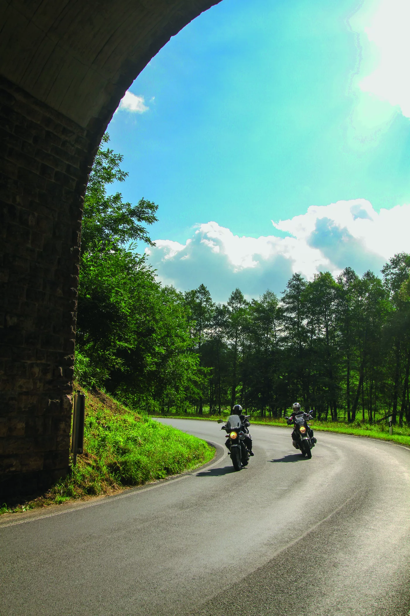 Motorrad fährt durch einen gemauerten Gewölbedurchlass