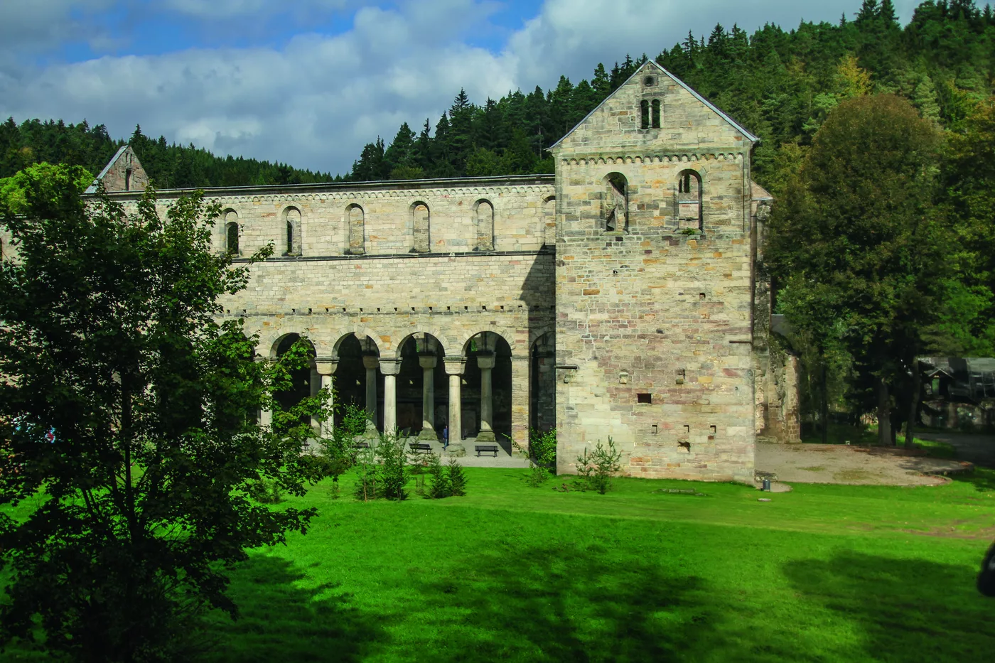 Romanische Klosterruine Paulinzella mit Rundbogenarkaden auf grüner Wiese