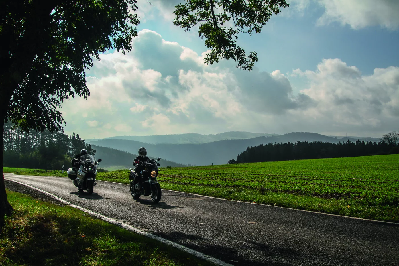 Zwei Motorräder auf einer weiten Landstraße im Thüringer Wald