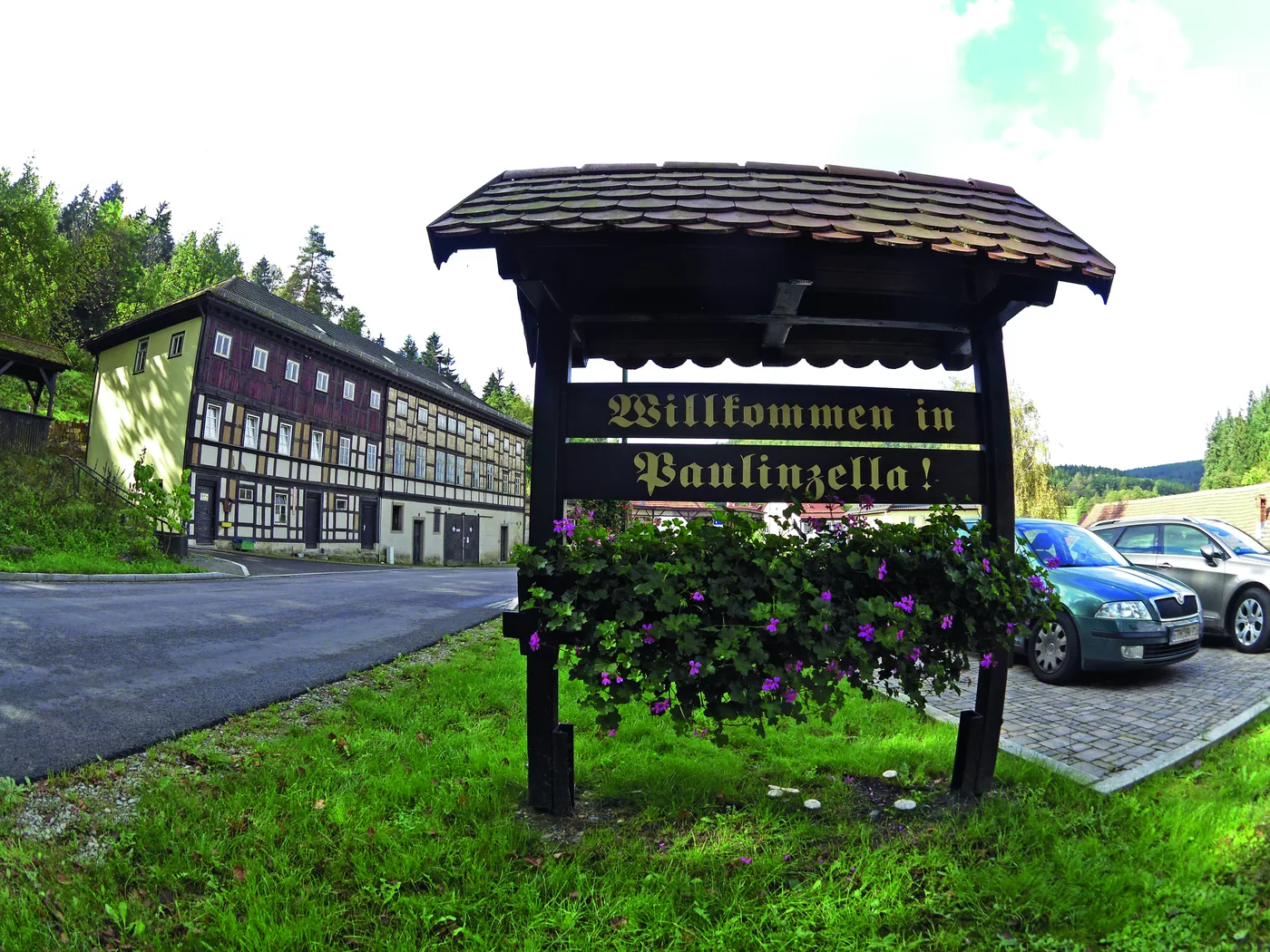 Hölzerne Willkommenstafel am Ortseingang von Paulinzella